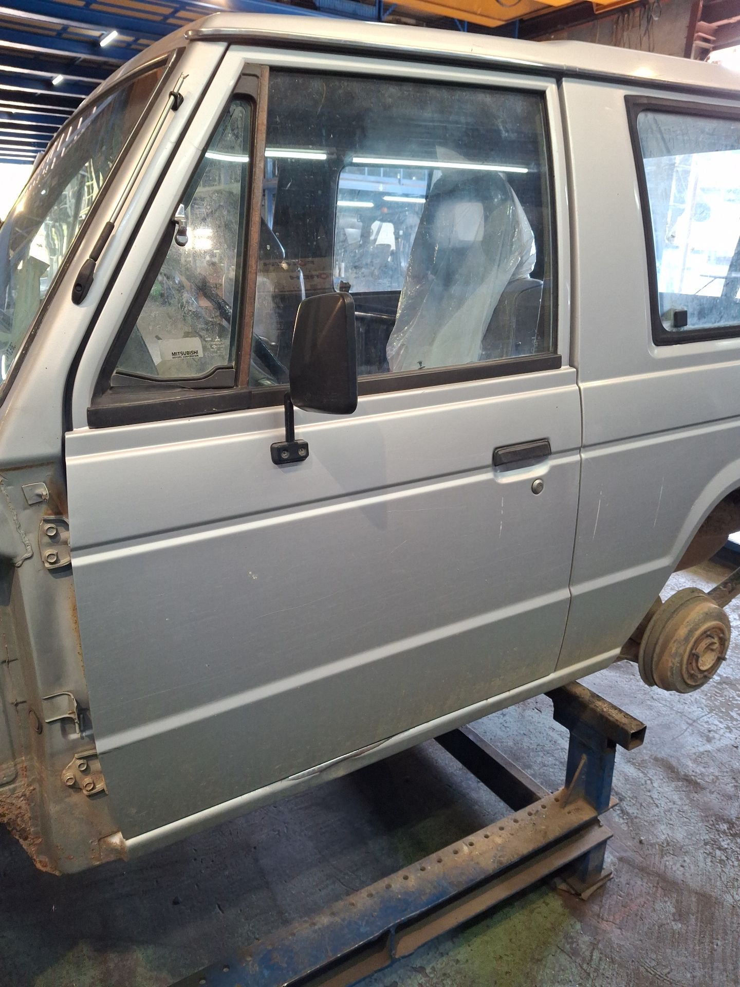 PUERTA DELANTERA IZQUIERDA MITSUBISHI MONTERO 