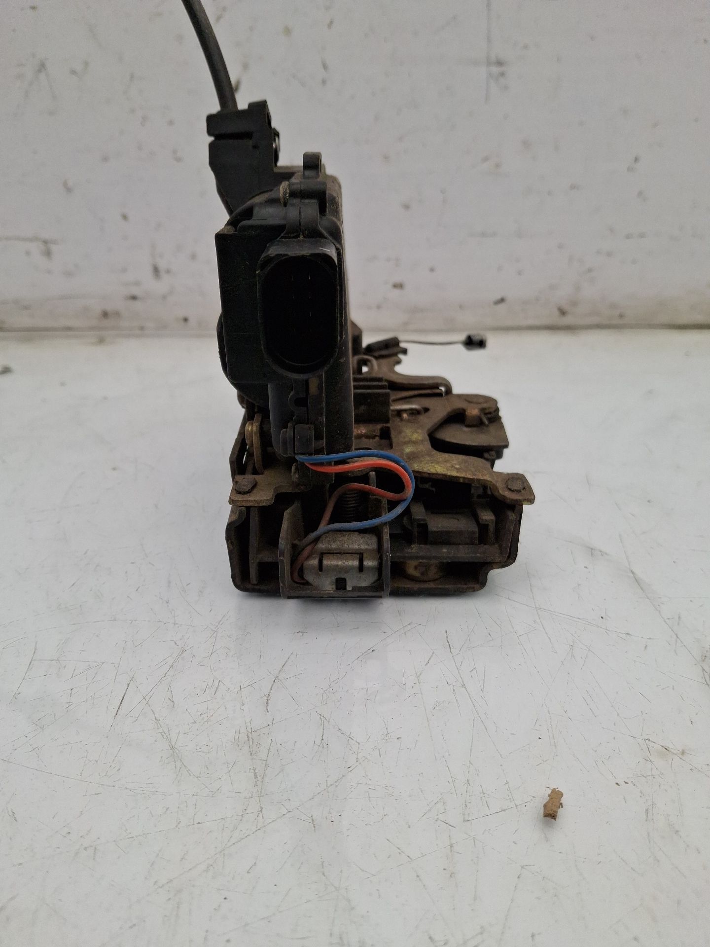 CERRADURA PUERTA DELANTERA IZQUIERDA VOLKSWAGEN GO 