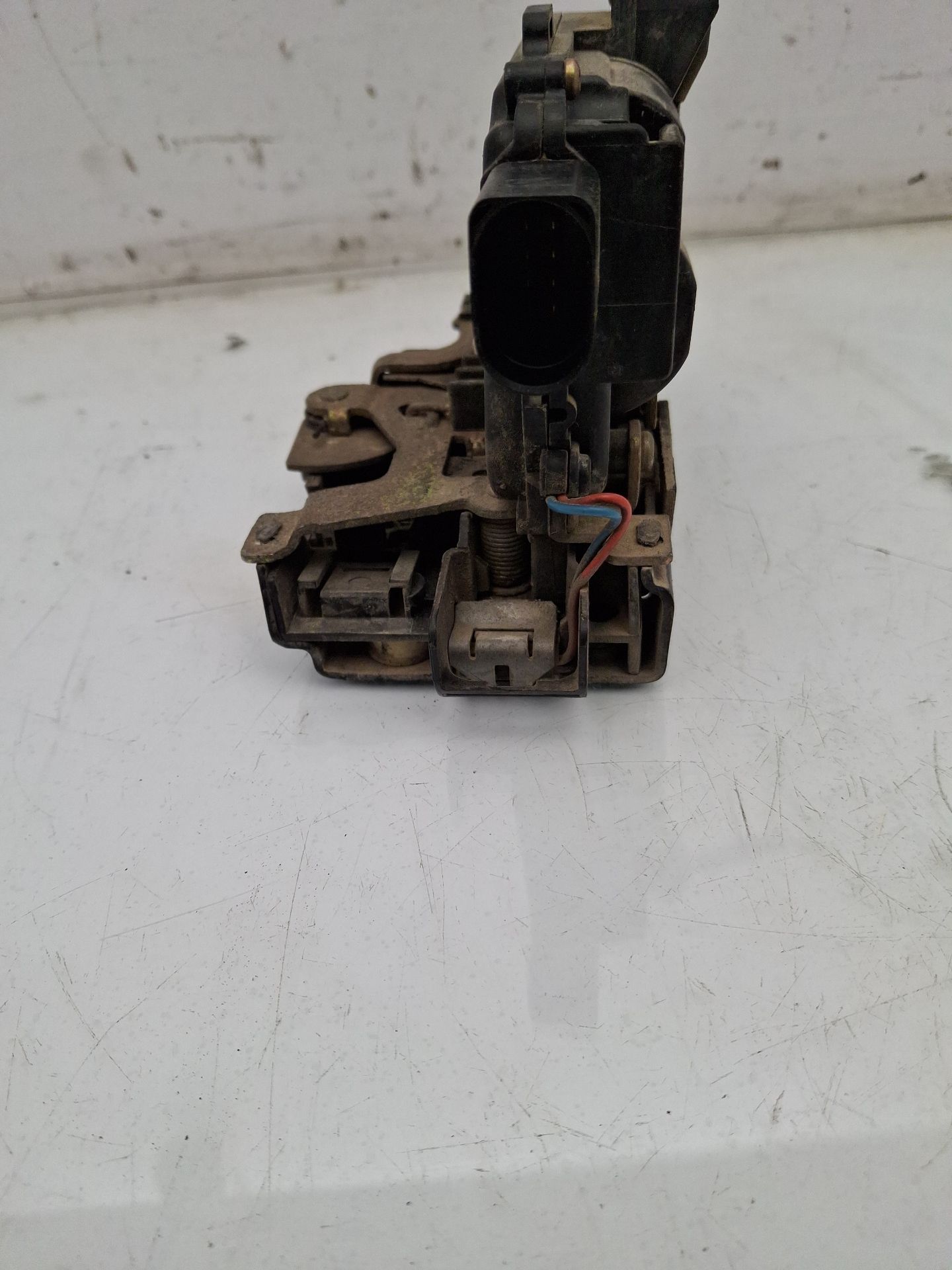 CERRADURA PUERTA DELANTERA DERECHA VOLKSWAGEN GOLF 