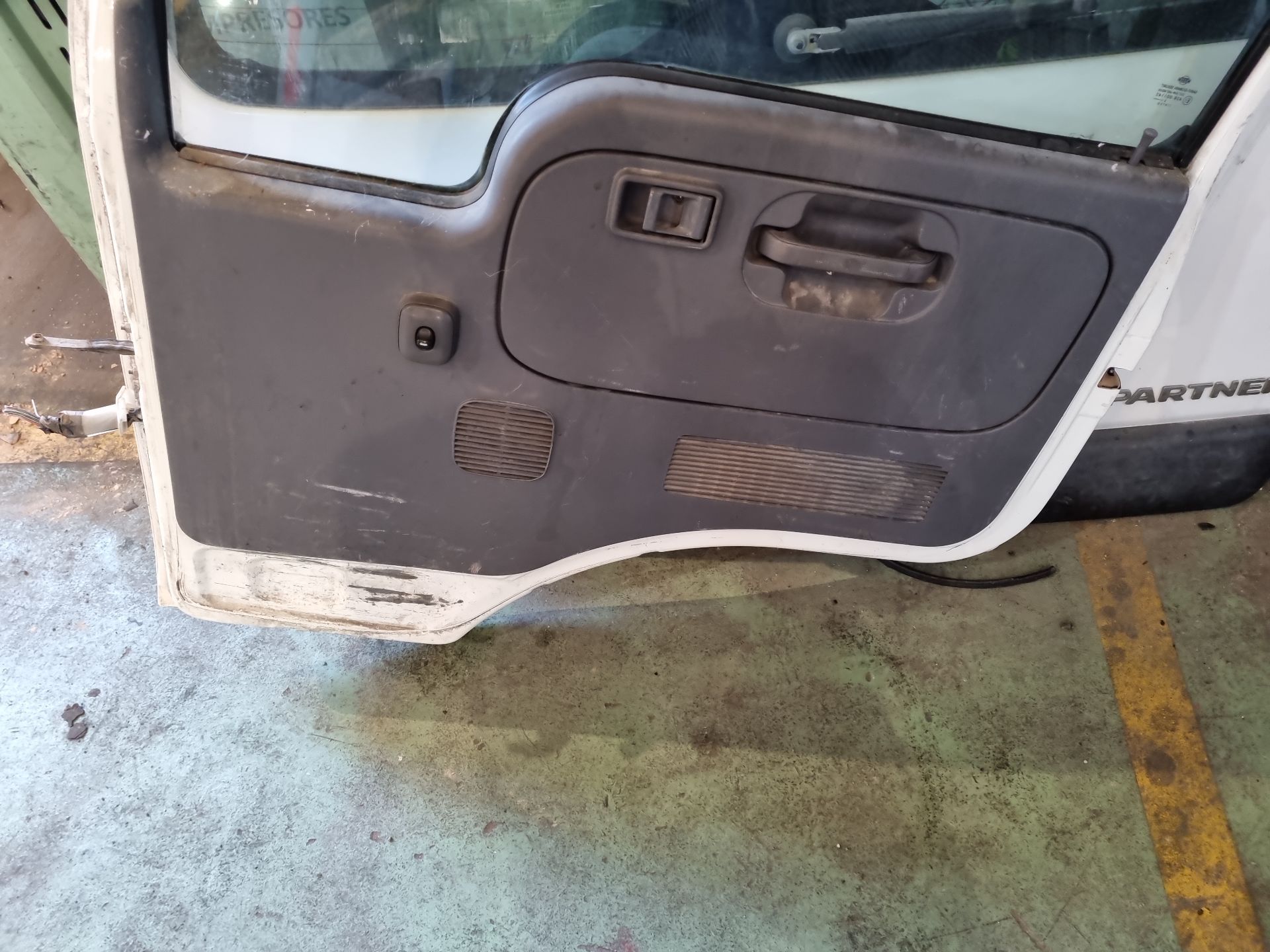 PUERTA DELANTERA IZQUIERDA NISSAN CABSTAR 