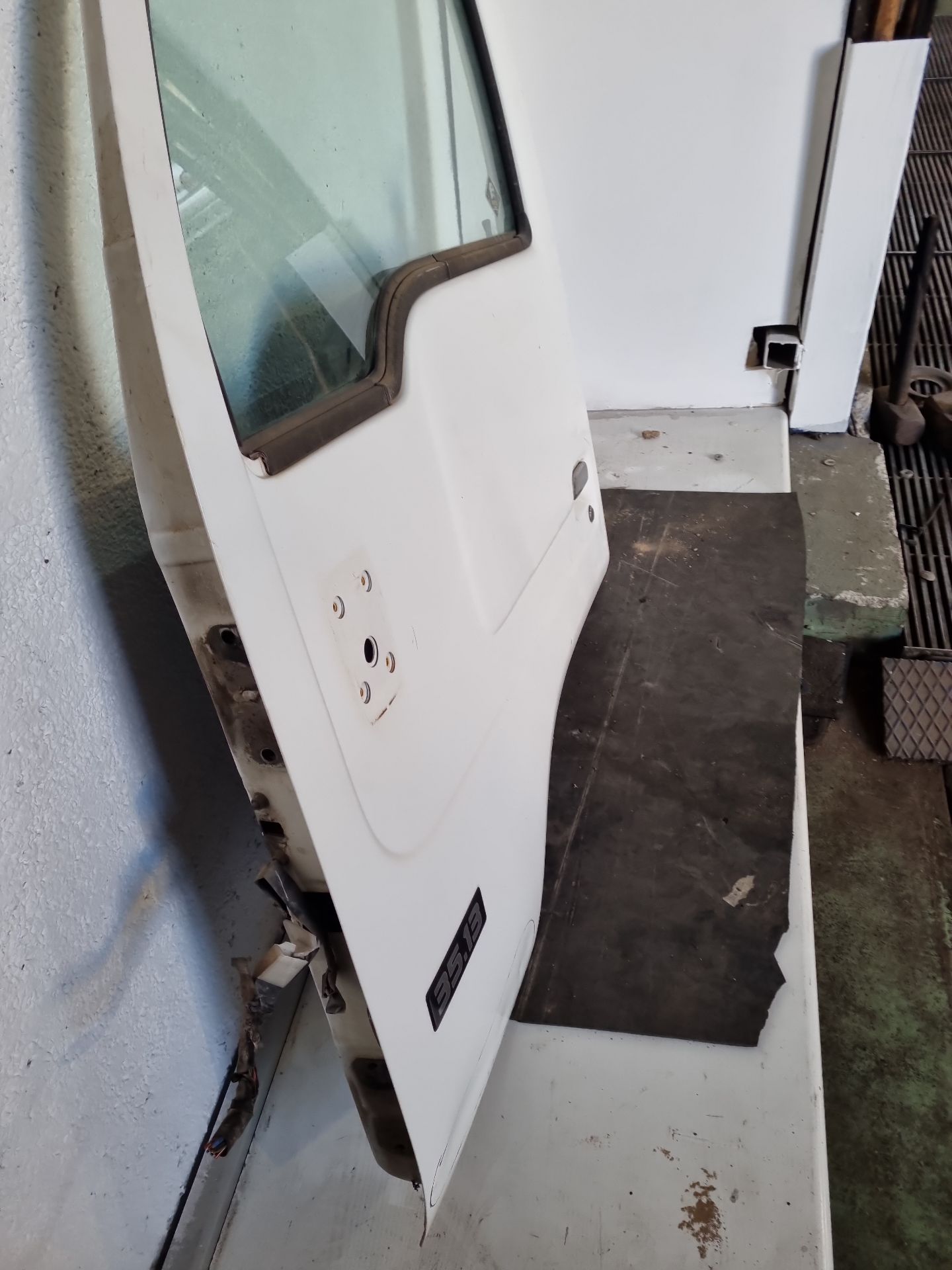 PUERTA DELANTERA IZQUIERDA NISSAN CABSTAR 