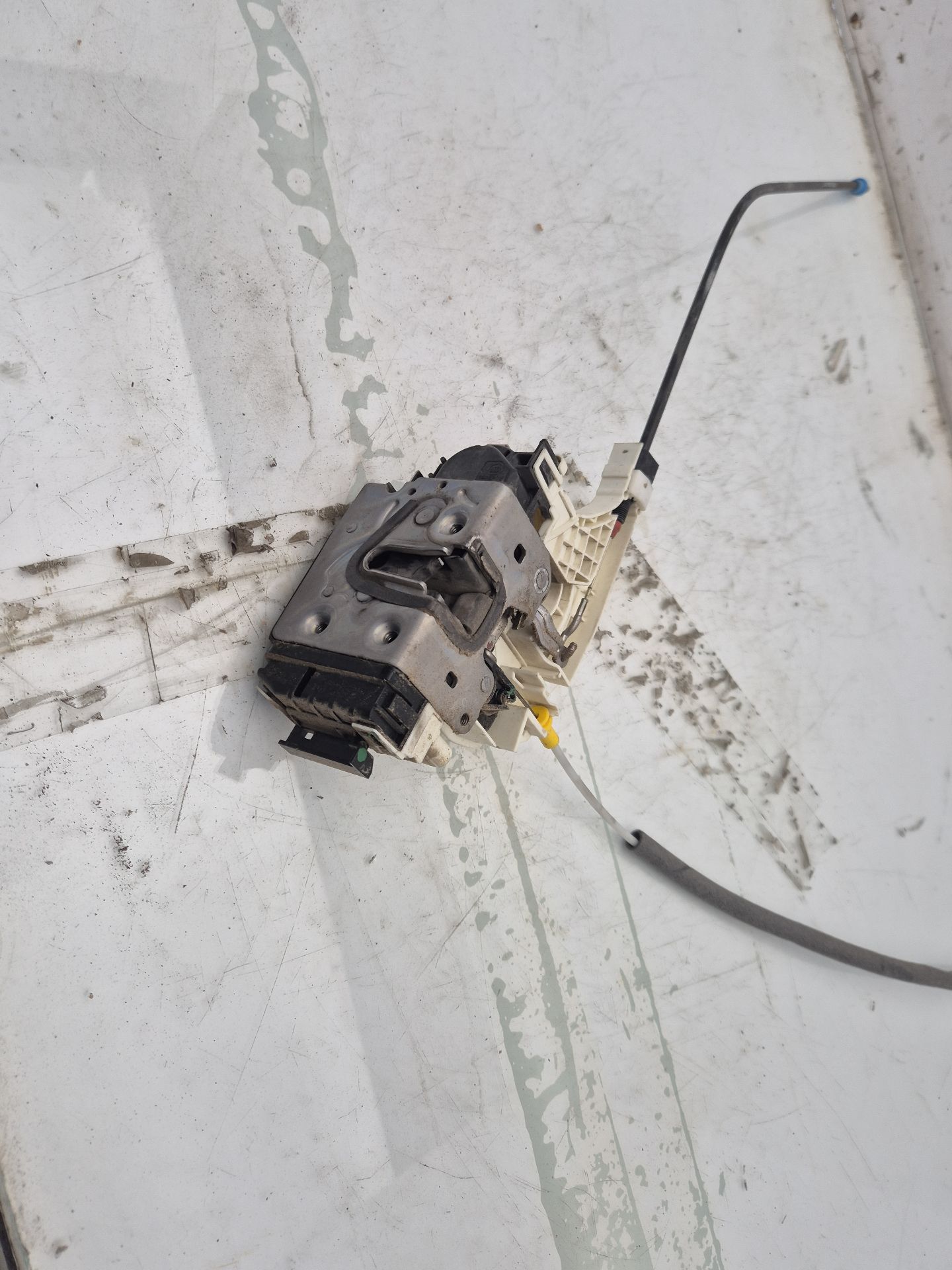 CERRADURA PUERTA DELANTERA DERECHA VOLKSWAGEN CRAF 